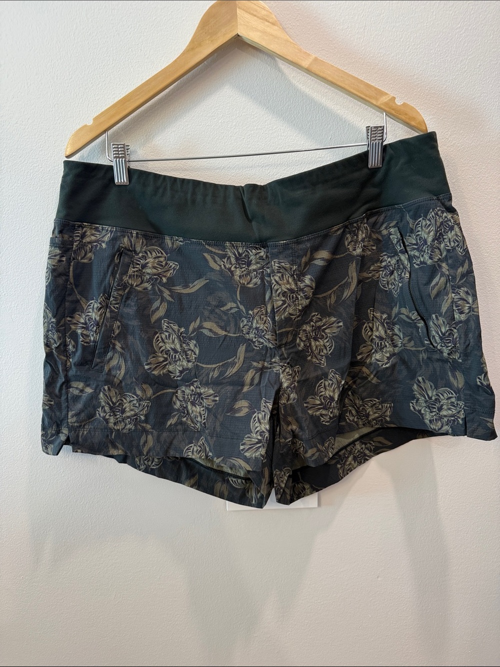 Athleta Women's Floral Performance Shorts - Dark Green